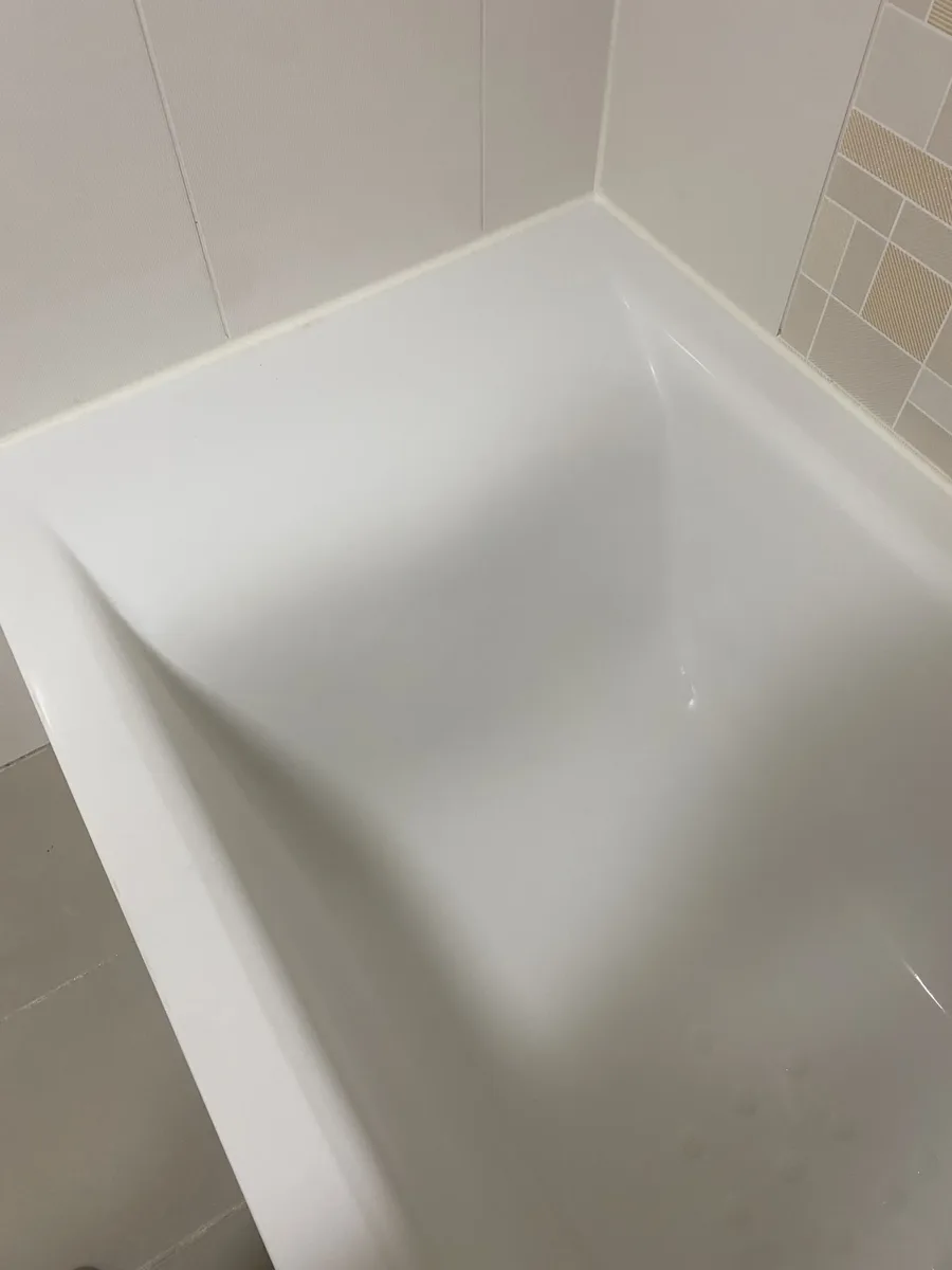 욕조구멍메우기 시공 후 매끄럽게 마감된 모서리