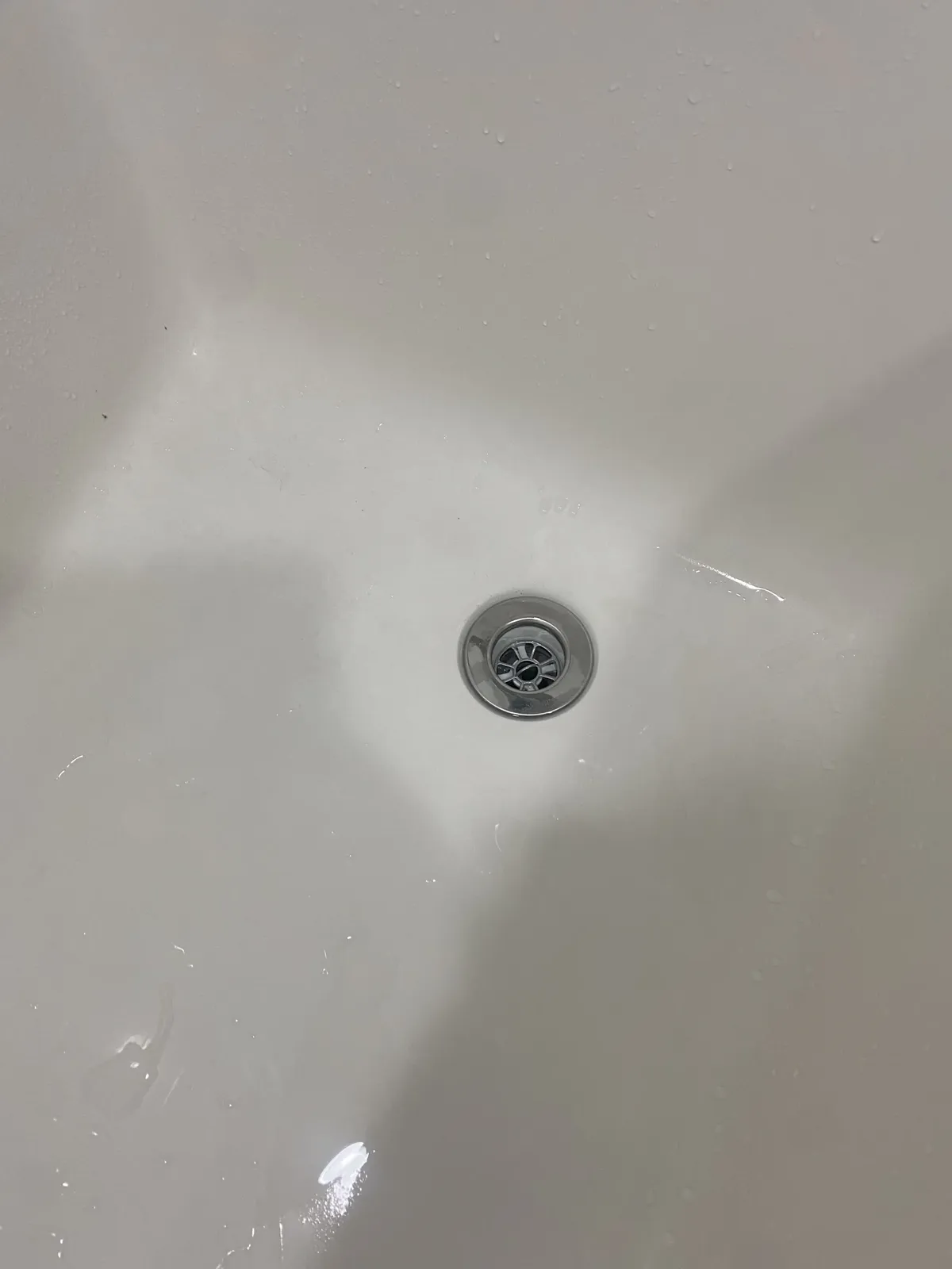 옆면 패널 작업 중 배수구 주변을 정리하는 모습